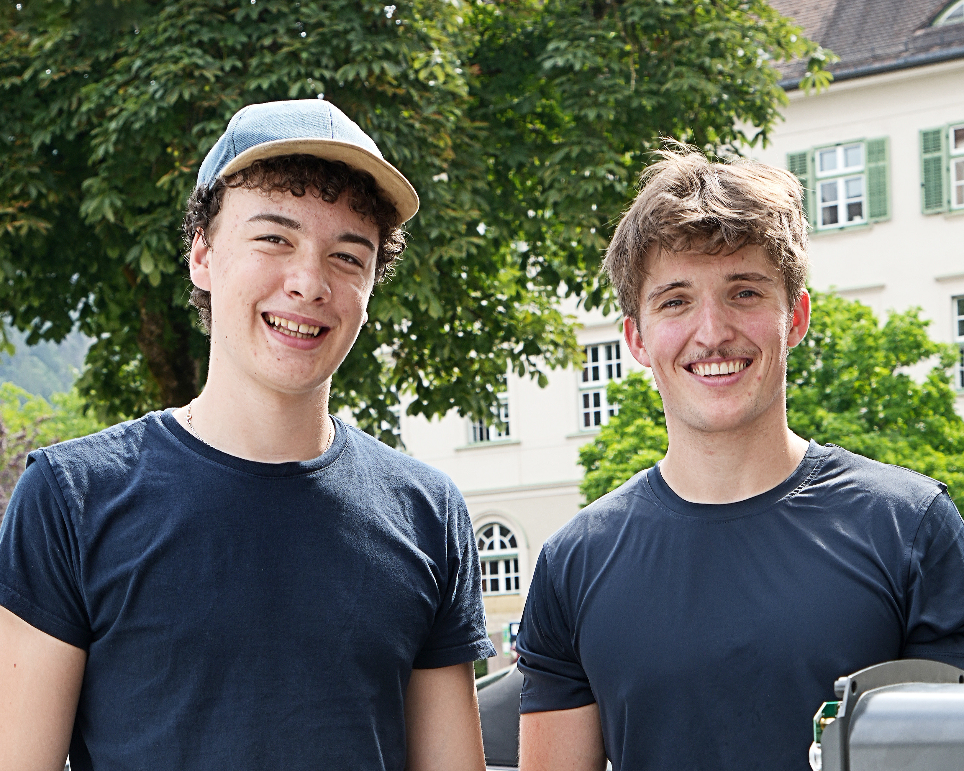 Elektroinstallationstechniker*innen sind im digitalen Zeitalter unverzichtbar. Im Bild (v.r.n.l.): Marcel Manzl, Lehrling und Elias Exenberger, Monteur bei ECK Elektroinstallation